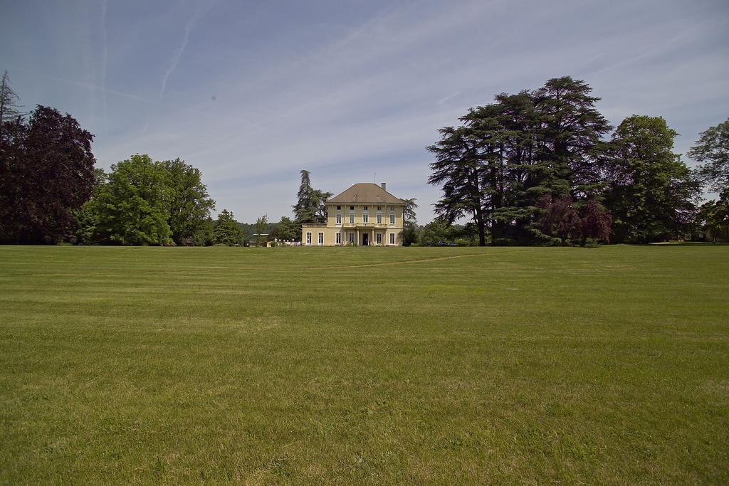Domaine Des Sequoias - Les Collectionneurs Hotel Ruy-Montceau Luaran gambar