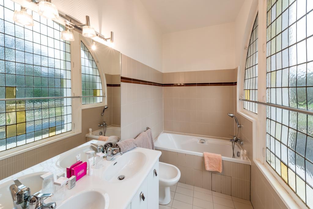 Domaine Des Sequoias - Les Collectionneurs Hotel Ruy-Montceau Luaran gambar